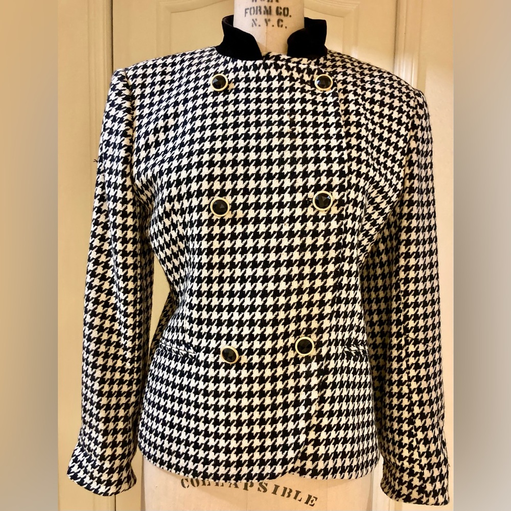Jones NY jacket vintage 80’s. Pre loved, wool/velvet collar, welt pockets.